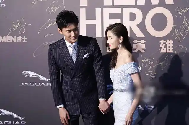 "纯妃"王媛可和老公十指紧扣秀恩爱, 男帅女美如一对璧人