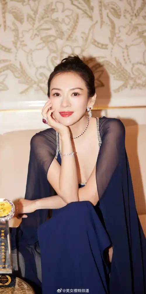 章子怡金色满钻礼裙