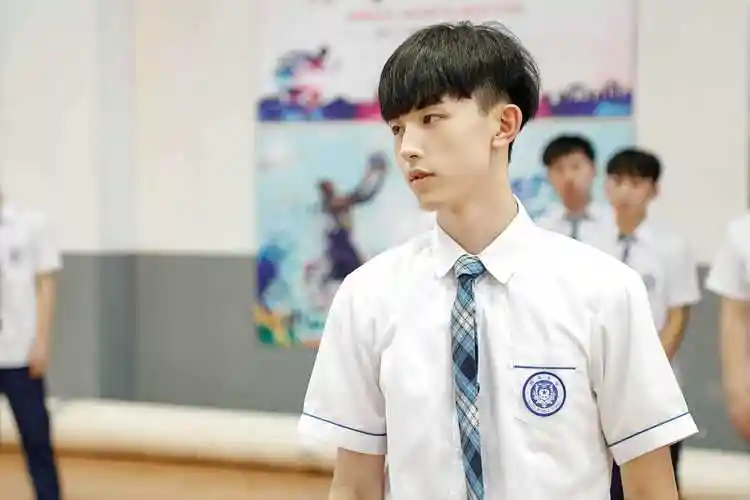 《少年派》高燃开播 郭俊辰变行走的科普仪少年感满满_高冷_家庭_高中