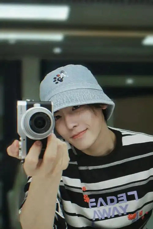 昊撅屁股自拍#被@侯明昊neo的对镜自拍姿势笑不活了,看照片是帅气男大