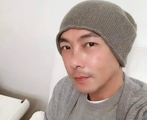 【56岁张卫健身材发胖明显,为照顾病母与妻子分居一年,被传离婚】明星