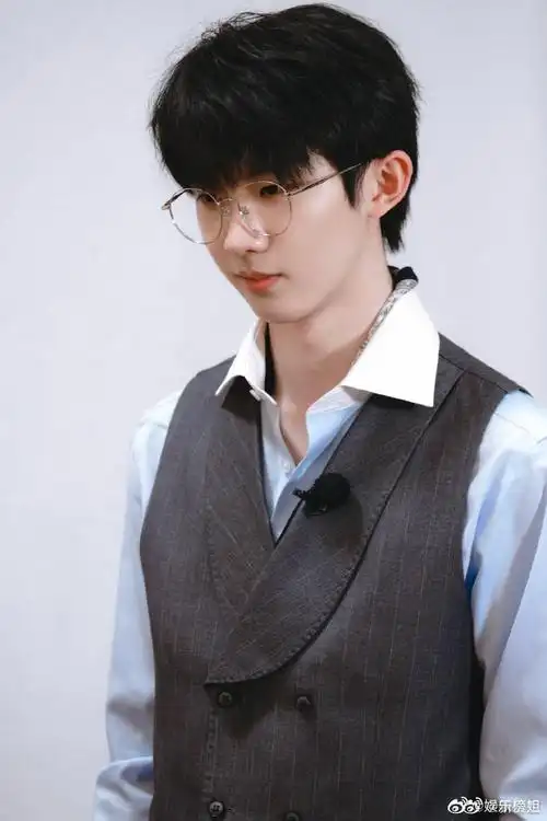 马嘉祺金丝眼镜花絮照