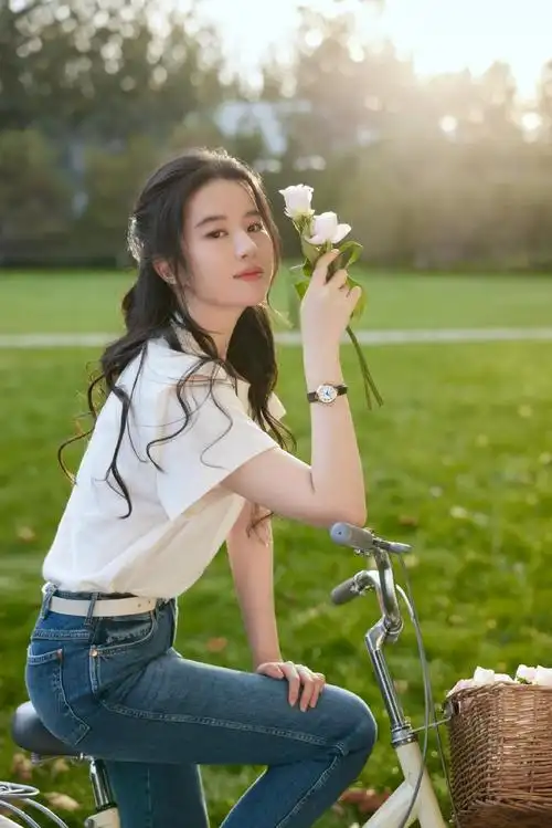 刘亦菲最新大片曝光 长卷发披肩清新优雅__财经头条