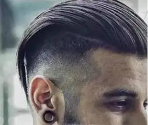 别以为欧美男士发型都是那种卷发之类,这一款两边铲的大背头可是最新