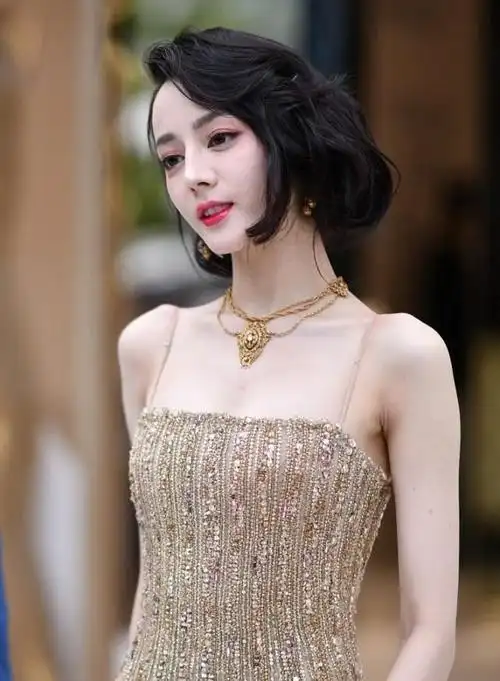 迪丽热巴短发挺惊艳金色亮片裙穿出高级感成熟打扮也挺美