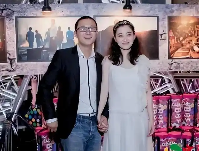 回顾曾剑娶二婚演员妻子梅婷婚后生一儿一女一家幸福甜蜜