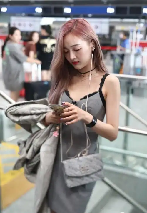 粉嫩少女吴宣仪西装吊带裙勾勒好身材戴项圈博眼球