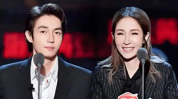 萧亚轩刚崩溃宣布单身,小16岁前男友第2天被曝温哥华结婚!