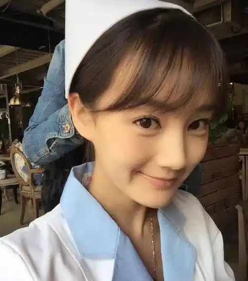 刚出道的李一桐,穿护士服好美,最无奈找不到自己的眉毛_于正_片场