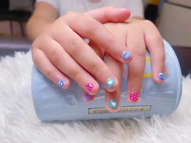 小姑娘美甲完心里乐开了花