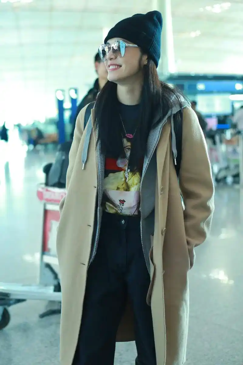姚晨戴毛线帽和墨镜穿卡其色长款大衣现身机场,皮肤白皙笑容灿烂
