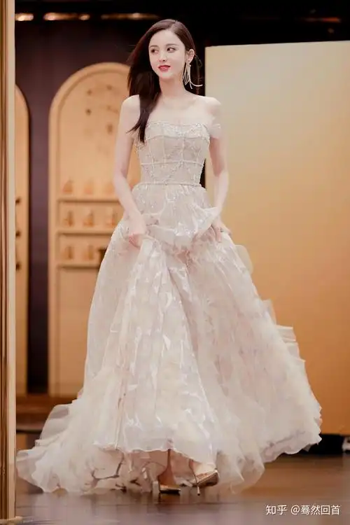 大家有存的让你觉得惊艳的女明星礼服图吗? - 知乎