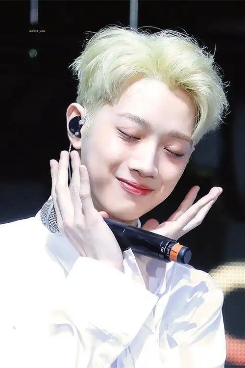 日常缺霖,粉丝考古18年六月份的金发小王子赖冠霖,深受韩国姐姐喜欢的