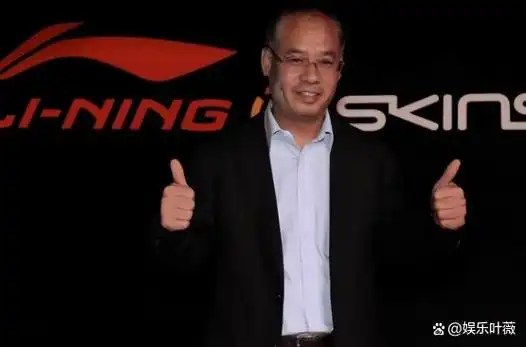 体操王子李宁近况身价达上百亿满头白发显老妻子貌美有韵味