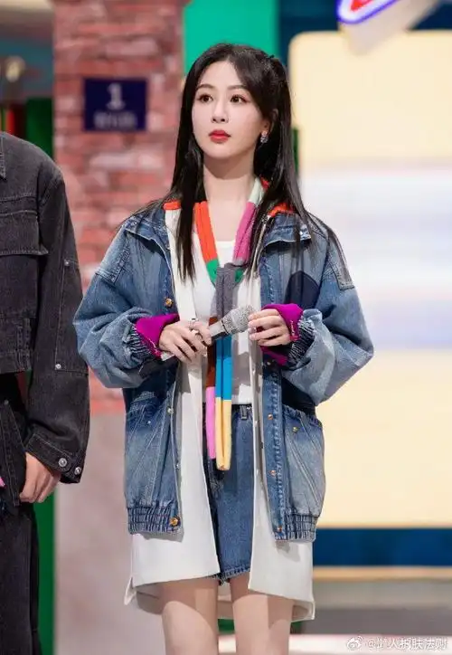 请欣赏杨紫甜美妆容的综艺节目