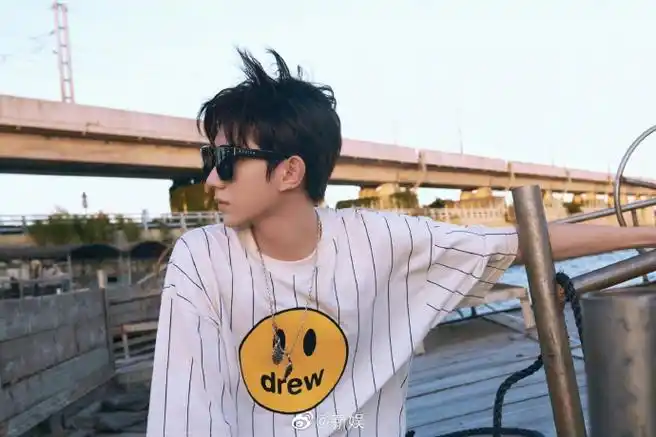 王源晒开工随拍三宫格##新娱