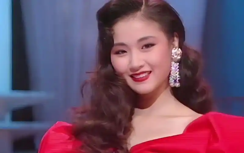 长腿女神万绮雯18-51岁荧幕变化 又一位冻龄女神哇!