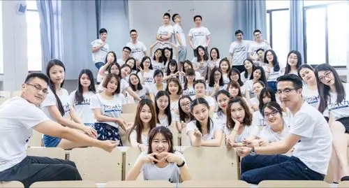 角落泛黄的旧照片灰尘遮了纯真的脸耳边的蝉鸣叫不回那个夏天六一儿童