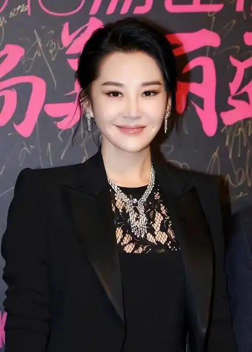 2010年许晴在巴黎逛街被拍带着十个助理提包一下午消费200万要知道那