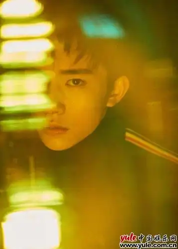 易烊千玺成年首封曝光时尚盛典获年度偶像