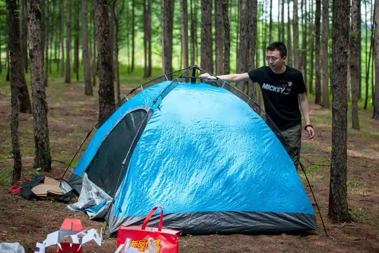 到达目的地,大家开始一起动手:支帐篷 ,摆茶具,拴秋千,摆椅子,忙的