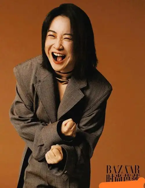 贾玲时尚芭莎封面照曝光气质优雅眼神高冷被赞女神范十足