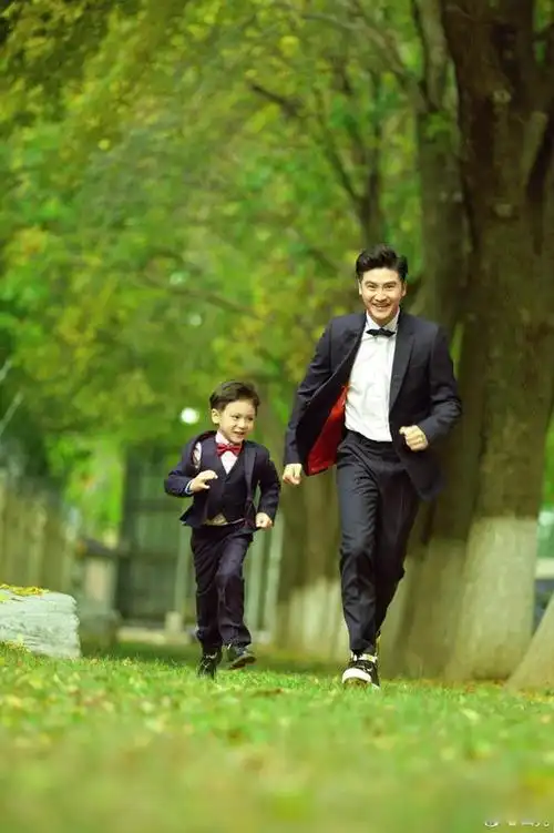 田亮与小亮仔亲子照,父子俩西装革履,帅气逼人,突然想要个儿子