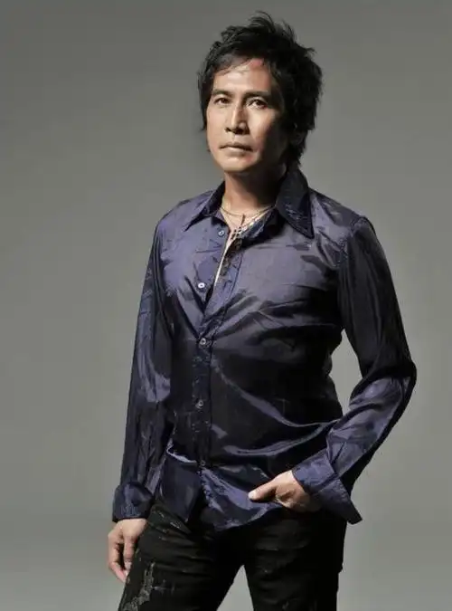 齐秦年轻照片齐秦年轻时长发飘逸的风采