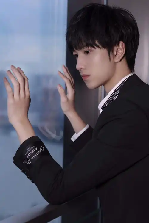 敖子逸获"最具关注新人奖" 曝经典西装照帅气可人