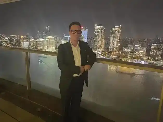 上海首富周正毅有多高调?"团灭"上海主持天团,服刑期间赚30亿