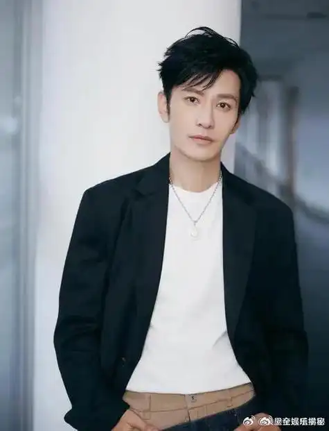 黄晓明没事在山上喊什么#看到@黄晓明在山上喊的照片,网友纷纷评论:"