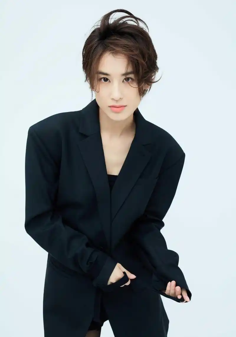 黄圣依终于挑战帅气风格了,穿黑色丝袜搭配紫色西服,魅力十足!