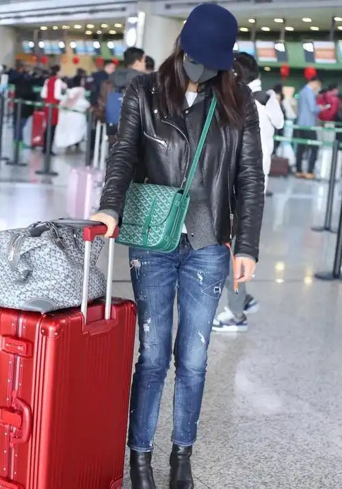 蒋欣穿搭火了,身穿紧身皮衣,清新可爱的气息满满