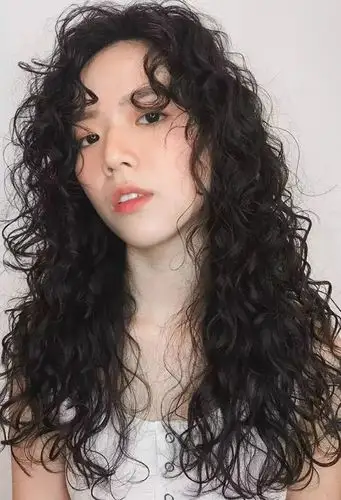 首页 玩发型 长头发 爆红女公主烫长头发造型 蓬松修颜添气质的卷发图