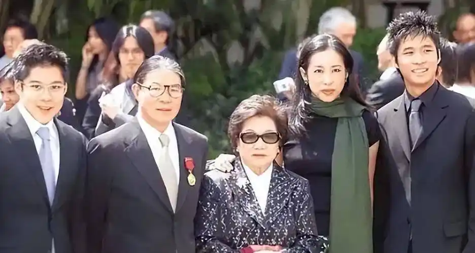 朱玲玲的烦恼:次子霍启山40岁独身,小儿子霍启仁35岁驰骋天下_霍震霆