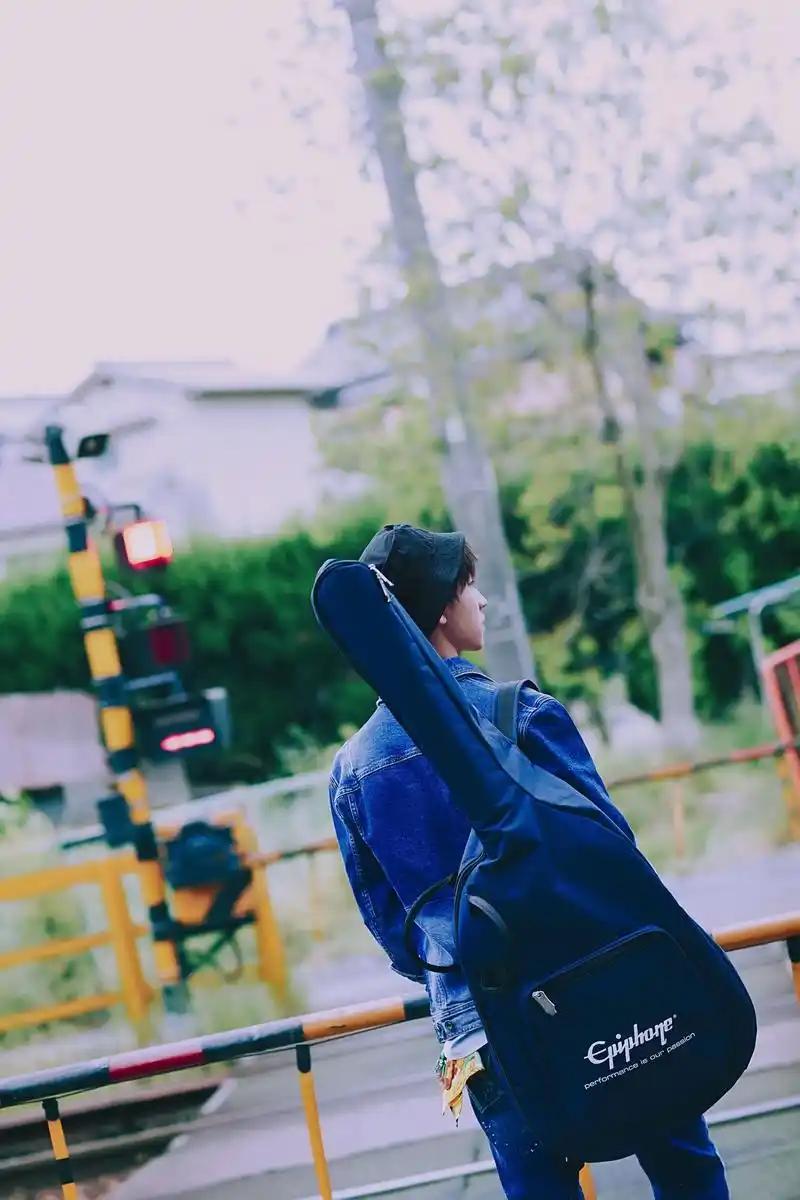 [王俊凯][新闻]180909 吉他少年小俊站在林间小路 定格最美好的瞬间