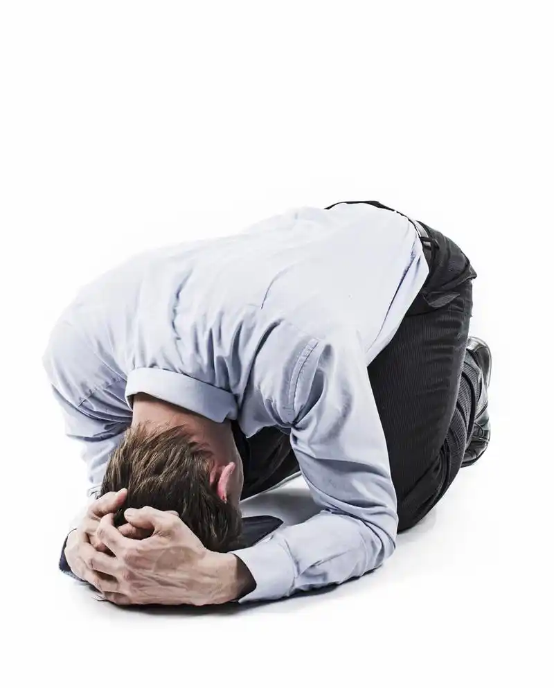 绝望的男人,在地板上的人.绝望的境地.破产