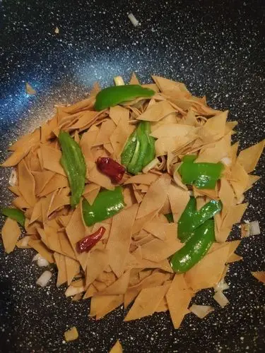 简易辣炒豆腐皮