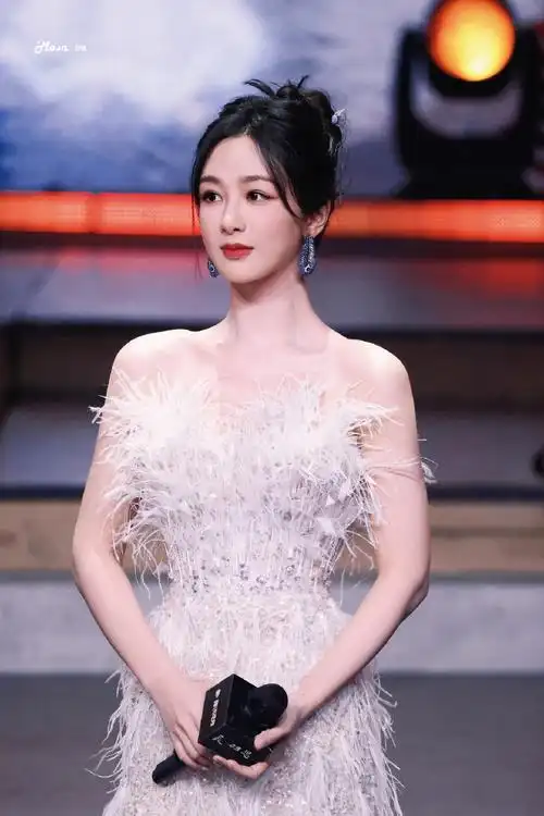 #杨紫流光羽毛裙#