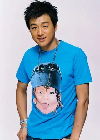 曝光佟大为童年吹笛子可爱照(组图)