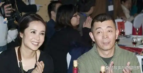 照片上,顾长卫与当红花旦张静初在车里"嘿嘿"被狗仔拍到,事情被爆出