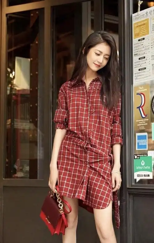 陈钰琪越来越时髦穿衬衫连衣裙配长筒靴街拍凹造型显瘦又显高