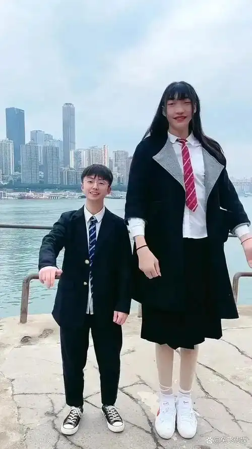 近日,重庆渝中一对儿情侣对比身高的视频引起了网友们的热议,网友:两