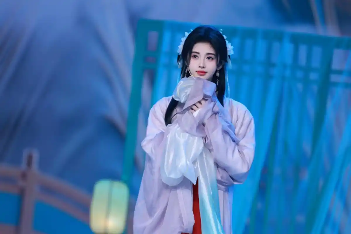 鞠婧祎晒出的这款穿搭特别有仙气感,这也是魏晋风的一款造型,广袖流仙