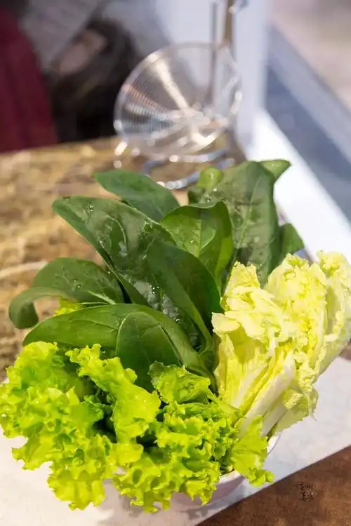 蔬菜拼盘 22元/份再瞅瞅这宽敞舒适的火锅环境长板凳,方木桌,简曾而