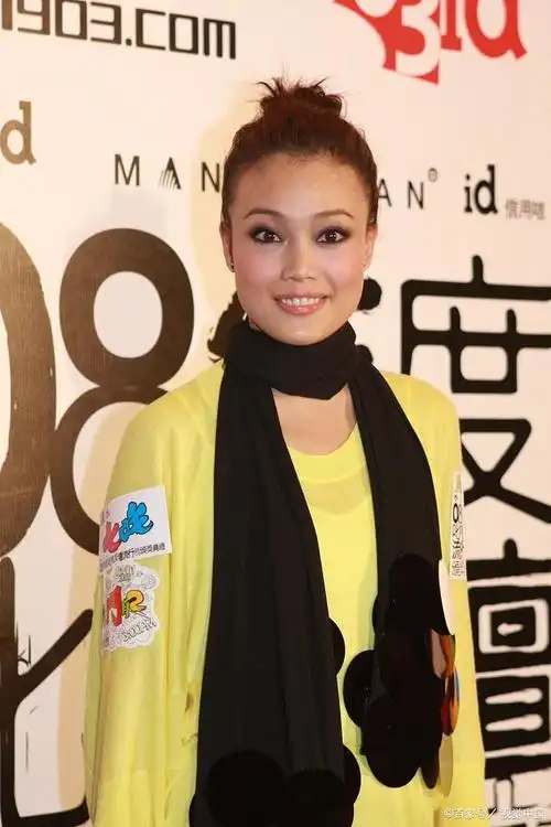 容祖儿法令纹明显,素颜瘦到脱相.网友直呼:太吓人