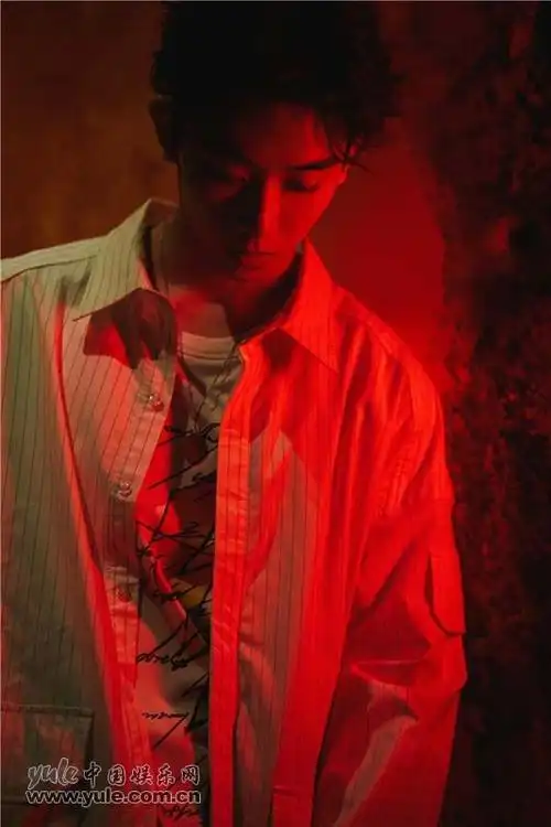 任运杰低头沉思