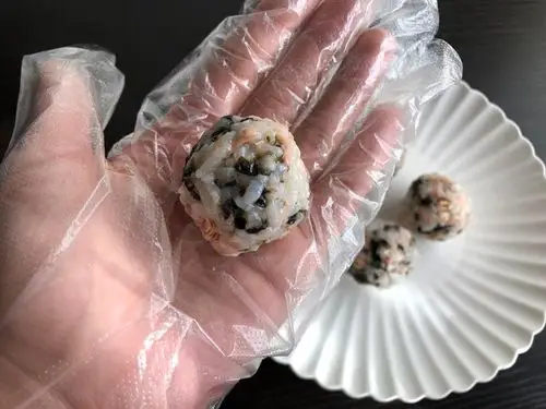 【烹饪小贴士】: 1,饭团的制作很简单,最重要的是不要添加太多的配料