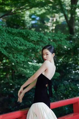 张天爱挑战新造型!露脐装秀"蚂蚁腰",网友:好身材够任性_绿色