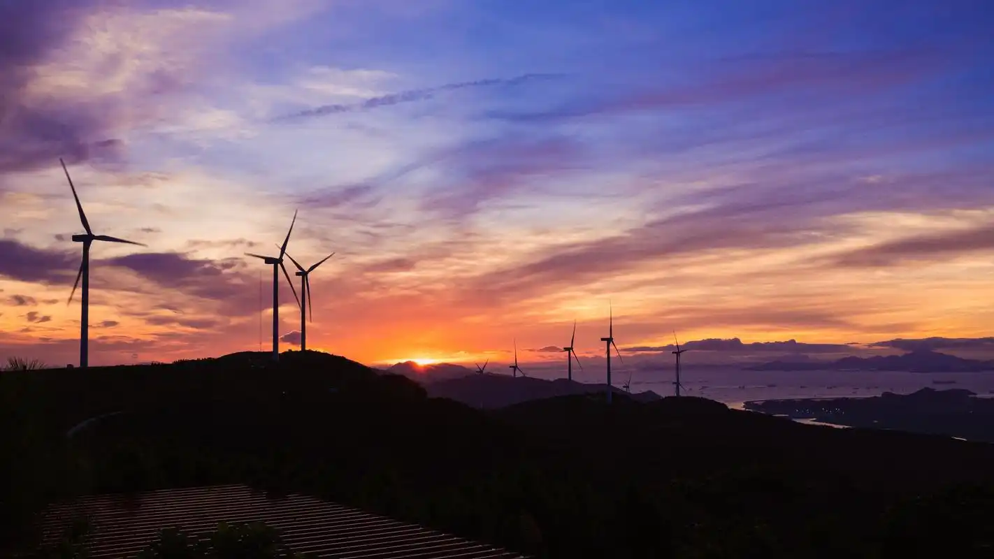浙江宁波:晨曦映照风车